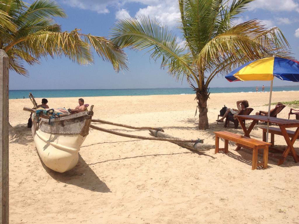 Aqua Marine Beach Resort Pasikuda Bagian luar foto