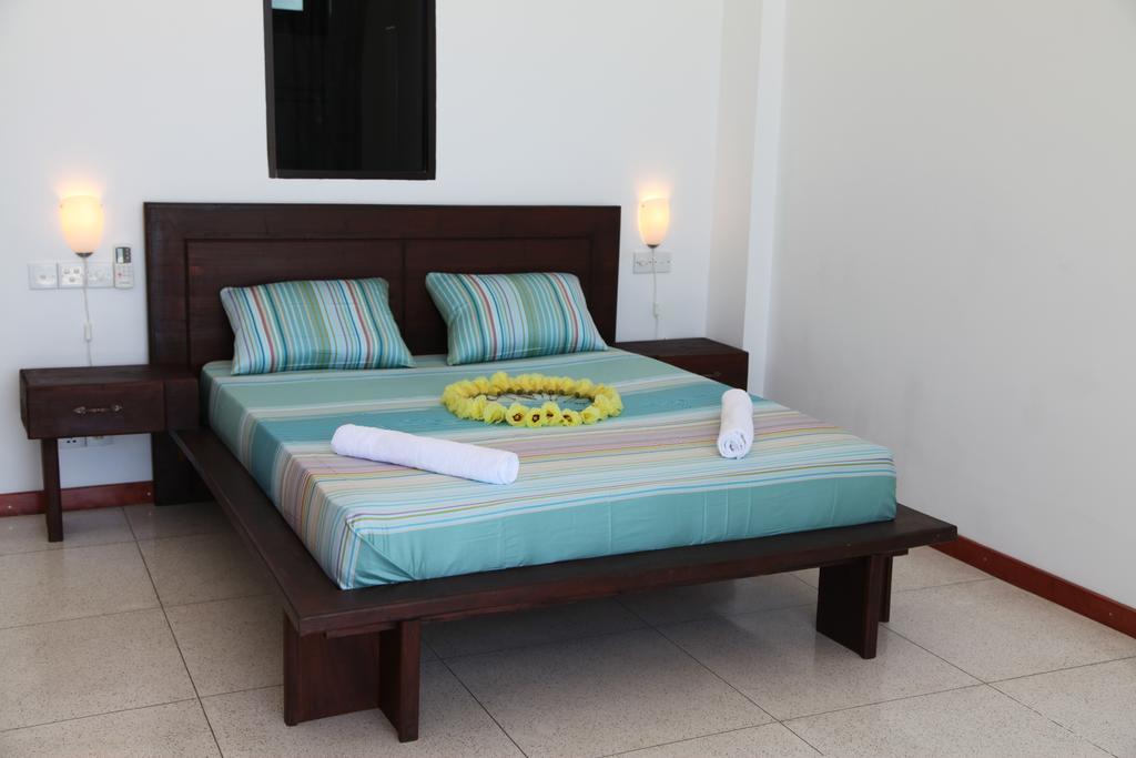 Aqua Marine Beach Resort Pasikuda Ruang foto