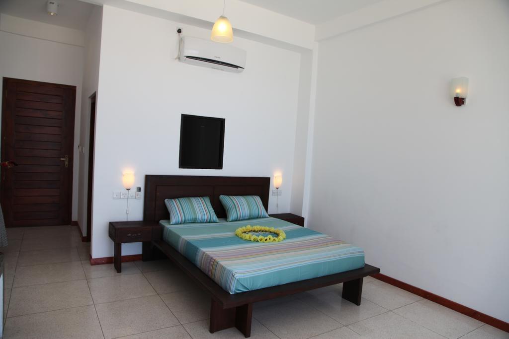 Aqua Marine Beach Resort Pasikuda Ruang foto
