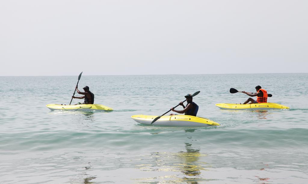 Aqua Marine Beach Resort Pasikuda Ruang foto